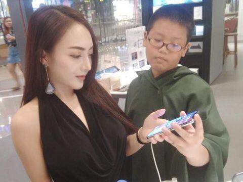 Viral! Anak Kecil Kencan dengan Model Panas, Begini Komentar Netizen!