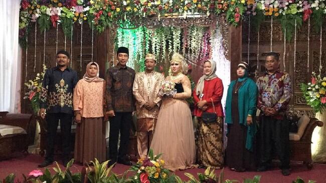 Tembus Gang Sempit, Jokowi Hadiri Pernikahan Anak Perawat Rusa Istana