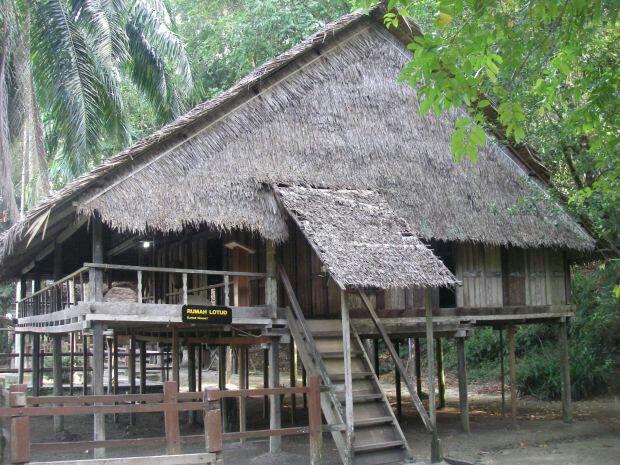 MENGENAL DAYAK DUSUN LOTUD & KEPERCAYAANNYA