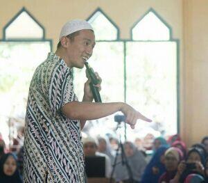 Felix Siauw : Tak Layak Muslim Rayakan Tahun Baru 2018