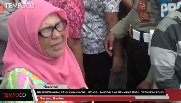 Mobil hilang, Suami meninggal, Ibu ini tidur di makam suami