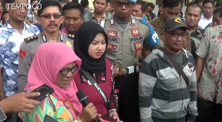 Mobil hilang, Suami meninggal, Ibu ini tidur di makam suami