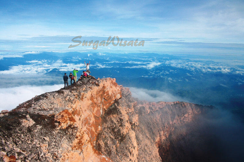 Traveler, Siapkan Nyalimu untuk Menjelajah Gunung Terindah di Indonesia