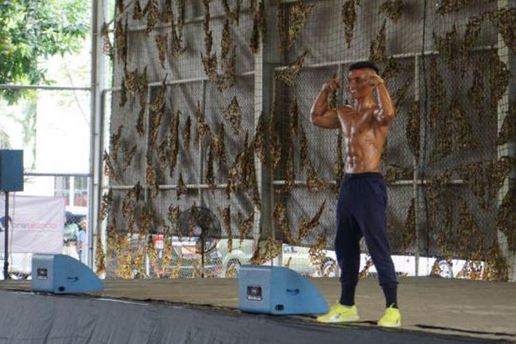 Lenggak-lenggok Paspampres Bergaya Layaknya Ade Rai...