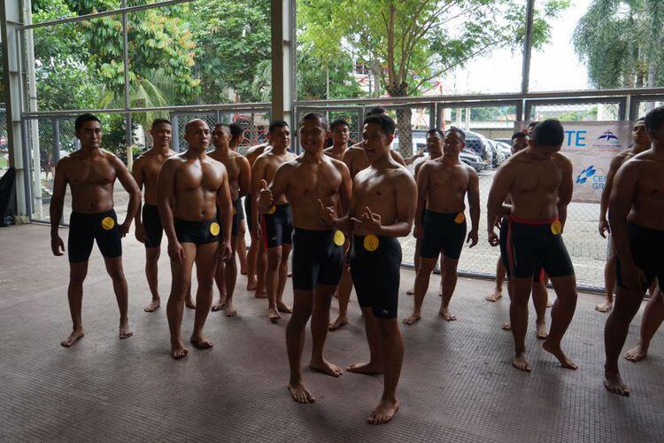 Lenggak-lenggok Paspampres Bergaya Layaknya Ade Rai...