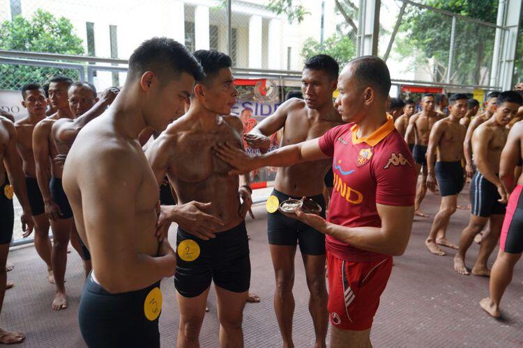 Lenggak-lenggok Paspampres Bergaya Layaknya Ade Rai...