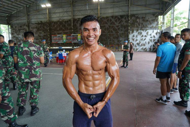 Lenggak-lenggok Paspampres Bergaya Layaknya Ade Rai...