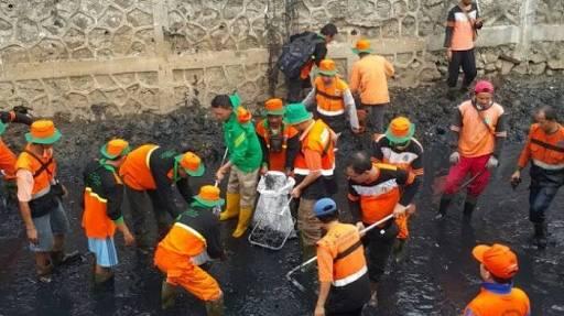 Anies Turun Langsung Bersihkan Kali Tegal Amba