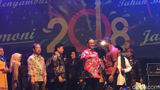 Sapa Warga di Bundaran HI, Anies: Kita Buat Kota Maju, Bahagia Semua