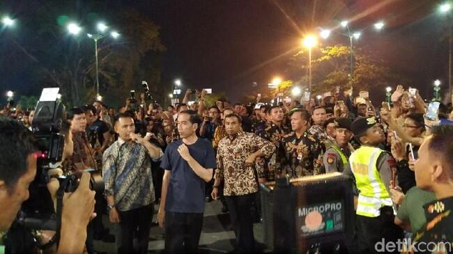 Jokowi Tiba-tiba Keluar dari Gedung Agung ke Titik 0 Km Yogya