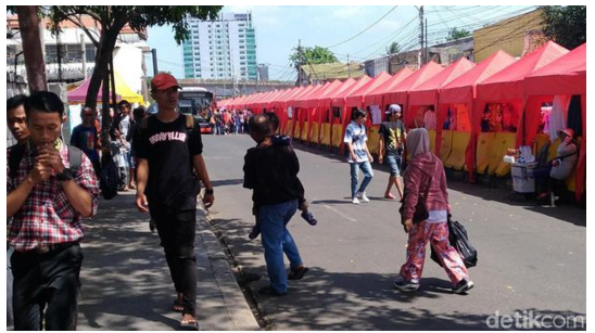 PKL di Depan Stasiun Tanah Abang Keluhkan Sepi Pembeli