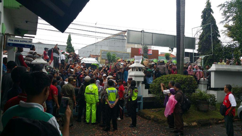 Petani Bawang Merah Blokade Jalan Pantura Brebes