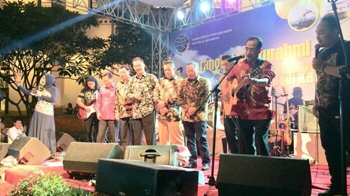 Menteri Perhubungan Mainkan Gitar dan Nyanyi Bento di Lawang Sewu Semarang