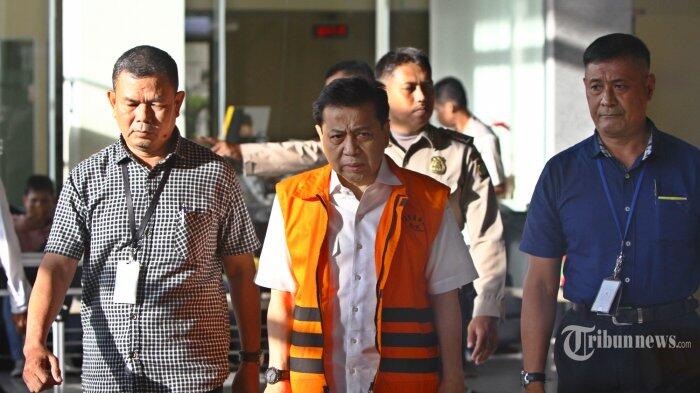 Kala 'Pohon Beringin' Berupaya Menahan Terjangan Badai