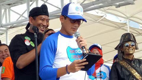 Sandi Dipijat di Panggung Saat Beri Sambutan Peluncuran OK OCE Smart