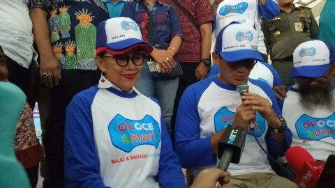 Sandi Dipijat di Panggung Saat Beri Sambutan Peluncuran OK OCE Smart