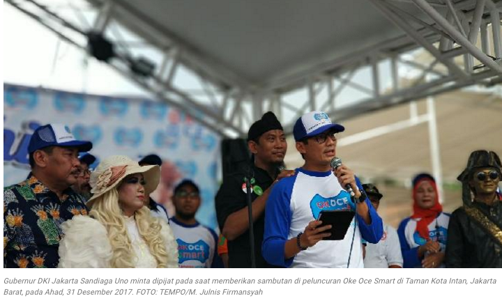 Ini Baru: Gaya Sandiaga Uno Pidato Sambil Dipijat