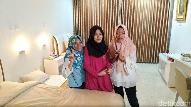 Karena Ongkos Cekak,Trio Gadis Madiun Rela Mandi DiPuskesmas Demi Ketemu Presiden JKW