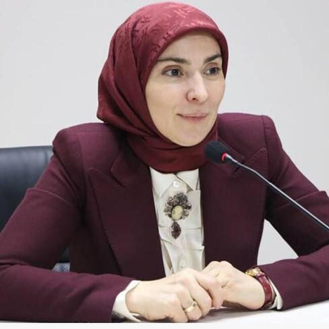Ini Aina Gamzatova, Muslim Berhijab yang Tantang Putin di Pilpres Rusia