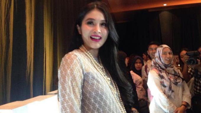 Bayi Ganteng Ini Masih Ogah Lepas, Nempel Terus Pada Sandra Dewi