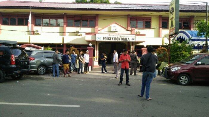 Selidiki Pelempar Bom, Dua Anjing Pelacak Endus Sekitar Polsek Bontoala