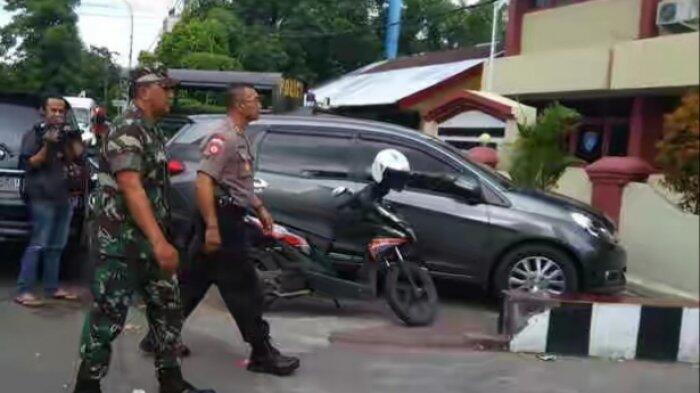 Tiga Orang Jenderal Datangi Lokasi Pelemparan Bom Molotov