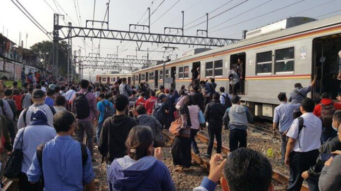KRL Lumpuh, Tak Sedikit Penumpang Pingsan