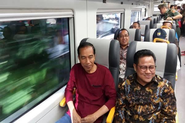 Tampil Sporty, Jokowi Pakai Kaus Saat Resmikan KA Bandara
