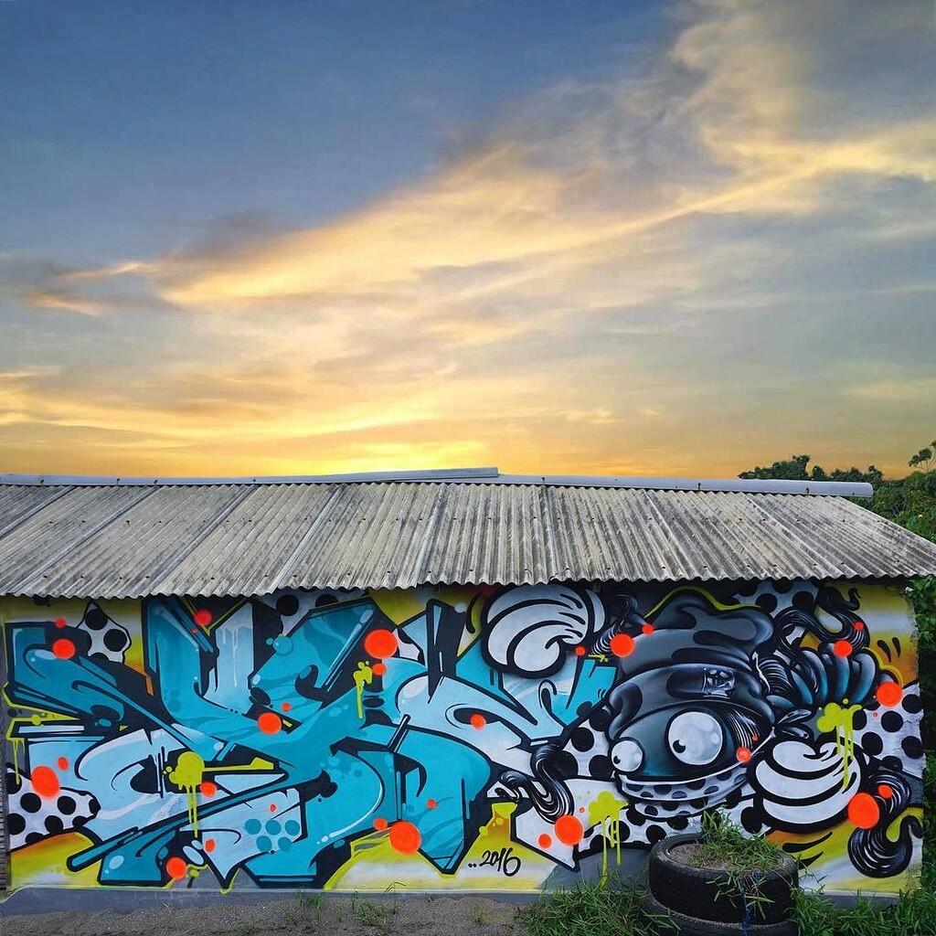 Seniman ini membuat karya graffiti di atas plastik wrap