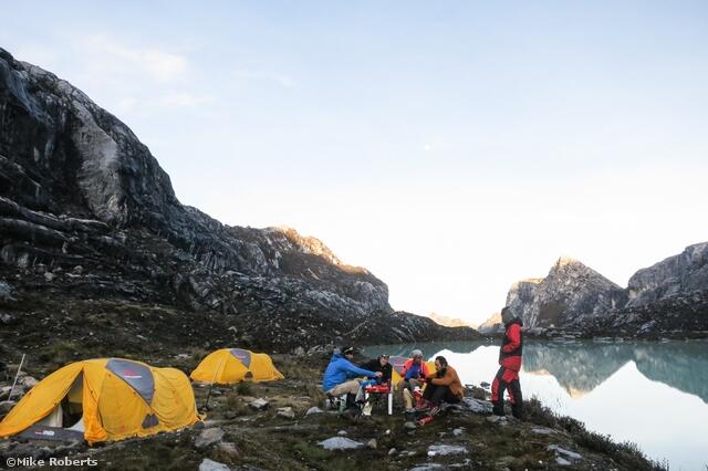 Fantastis, Ini Biaya yang Diperlukan untuk Mendaki Gunung Cartenz