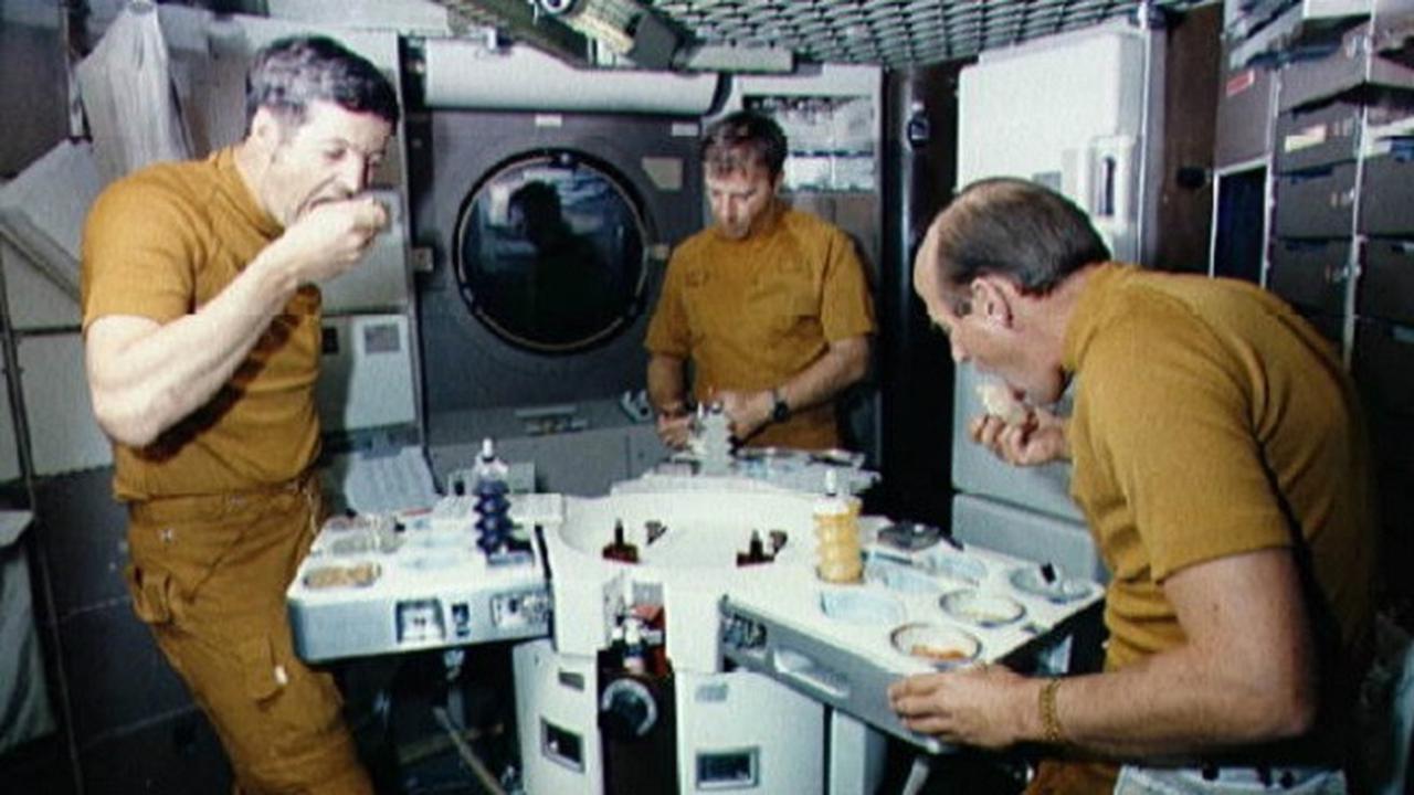 Ini Pengalaman Astronot Pertama yang Makan di Luar Bumi
