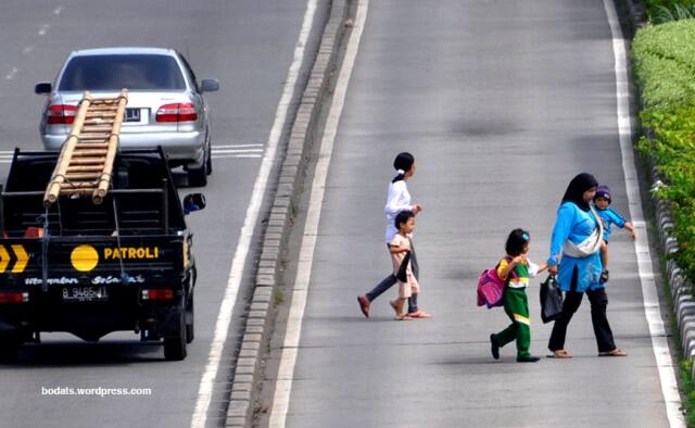 Nyebrang Sembarangan! Nyawa Lu Sembilan?