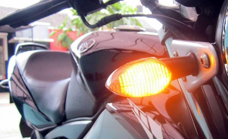 Kebiasaan Pengendara Motor Dengan Lampu Sein… Nomor 5 Paling Menakutkan