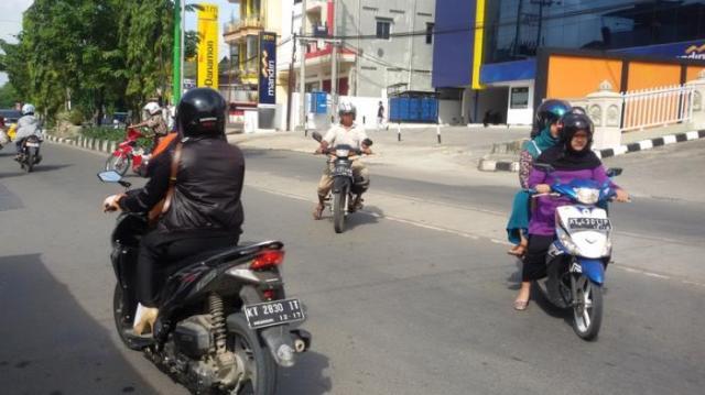 Kebiasaan Pengendara Motor Dengan Lampu Sein… Nomor 5 Paling Menakutkan