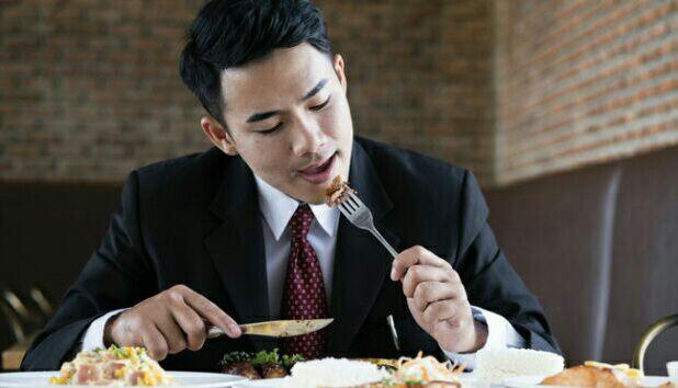 7 Kebiasaan makan yang bisa bikin berat badan turun tanpa sadar