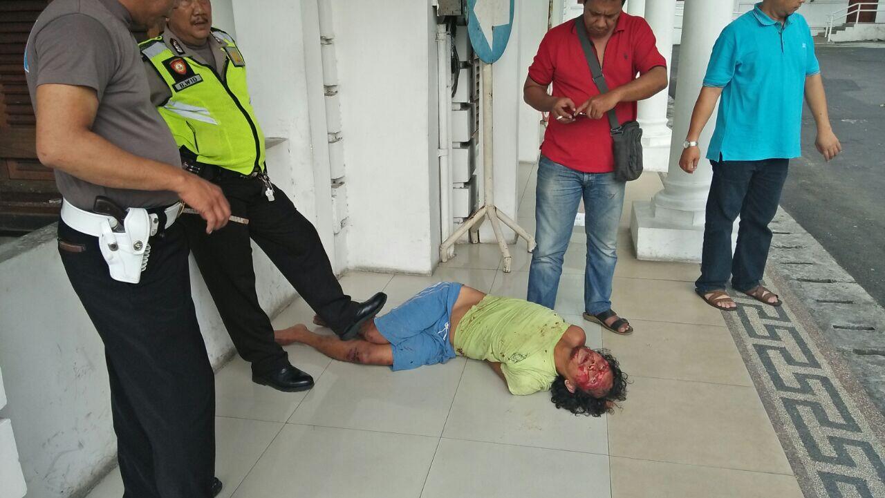 Pria Tak Dikenal Ancam Lempar Molotov ke Gedung Grahadi