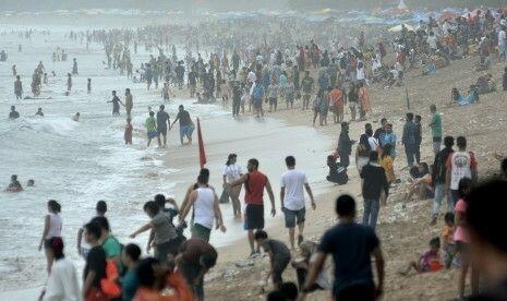 Ribuan Muslim Bali Bersihkan Sampah Pantai Kuta