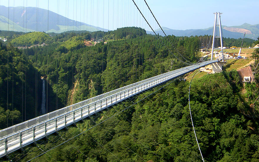 Keindahan yang Menegangkan dari Jembatan Gantung Terpanjang di Swiss