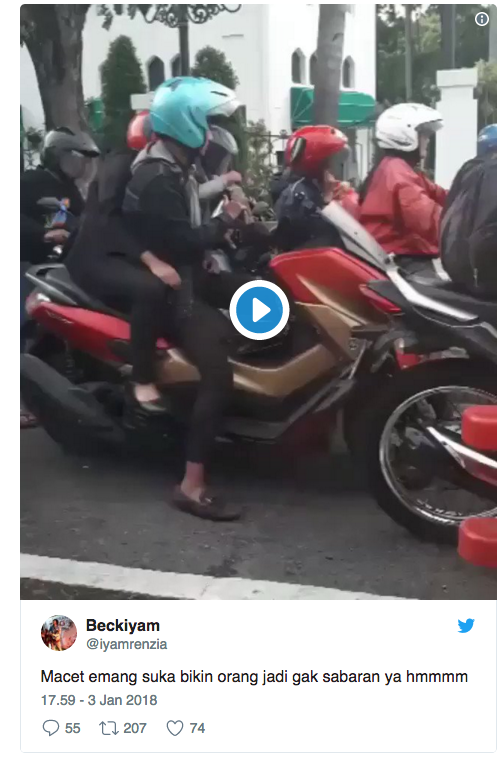 Tangan si Mbak Ini 'Sibuk' Saat Berboncengan, Kira-kira Mau Ambil Apa ya?