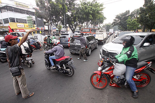 Buat Melancarkan Aksi, Pak Ogah Kerap Rusak Rambu-Rambu