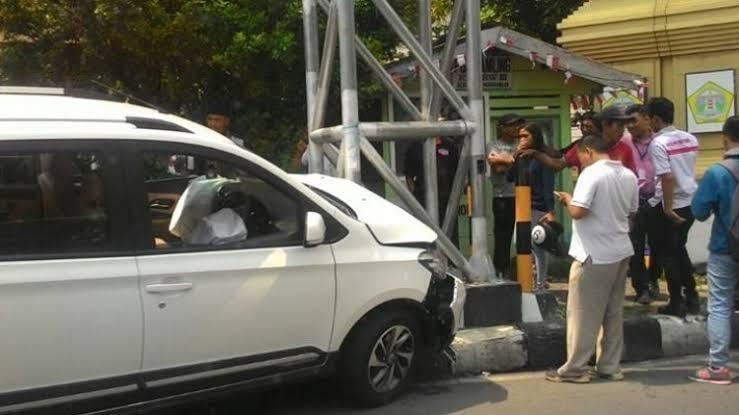 Wuling Confero Tabrak Gapura, Kok Malah Jadi Banyak Yang Mau Beli?