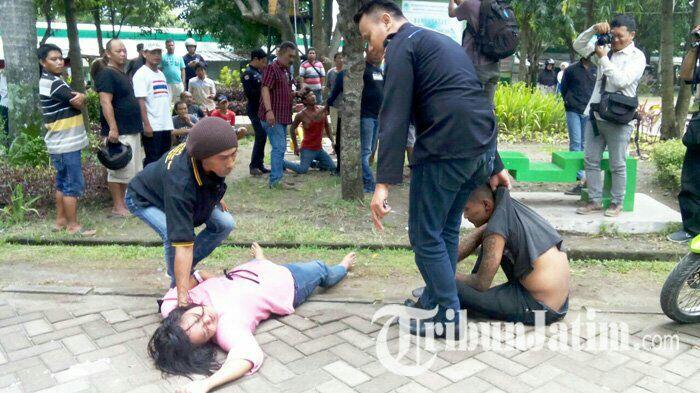 Demi Memperebutkan Wanita Bertubuh Subur, Dua Pria ini Rela Duel Ala Gladiator di