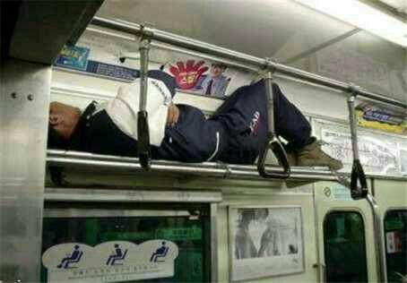 Ngakak Habis....10 Potret Gaya Orang Tidur Di Kereta
