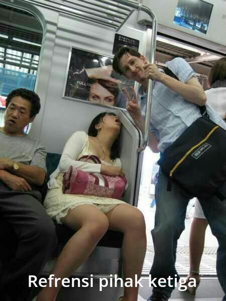Ngakak Habis....10 Potret Gaya Orang Tidur Di Kereta