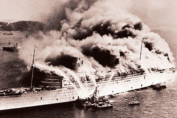 1972: Kapal Queen Elizabeth Terbakar