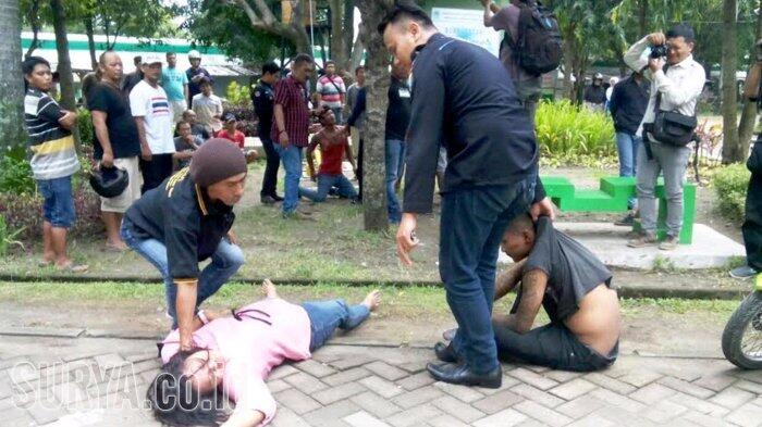 Pria Ini Duel dengan Selingkuhan sang Istri di Alun-alun Ngawi