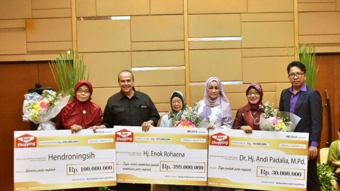 Tiga Wanita Lansia Ini Juara Foto Selfie yang Diadakan Easy Shopping