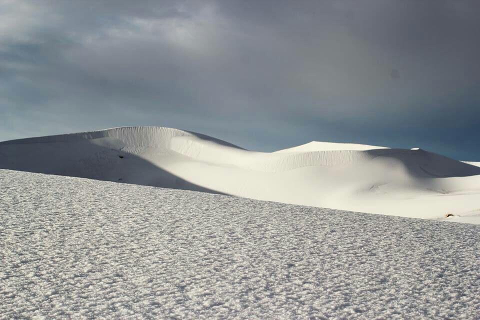 Mendadak Diselimuti Salju Setebal 40 Cm, Ada Apa di Sahara?

