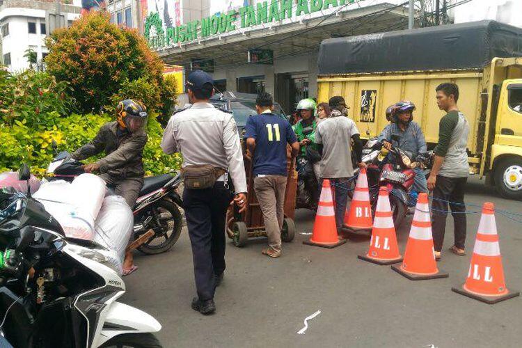 Penutupan Putaran Blok A Tanah Abang yang Dikeluhkan Pengendara dan Porter