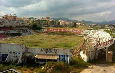 6 Pemandangan Stadion Terburuk di Dunia, Malah Mirip Sawah